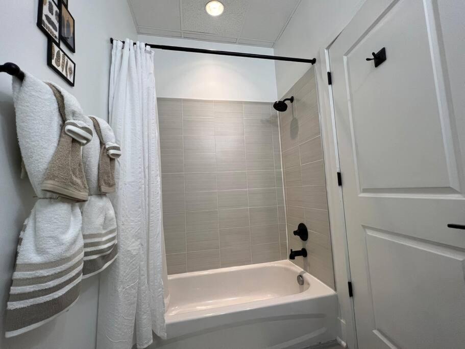Cozy, High Rise, Large Studio Facing Downtown . Apartment Baltimore Ngoại thất bức ảnh
